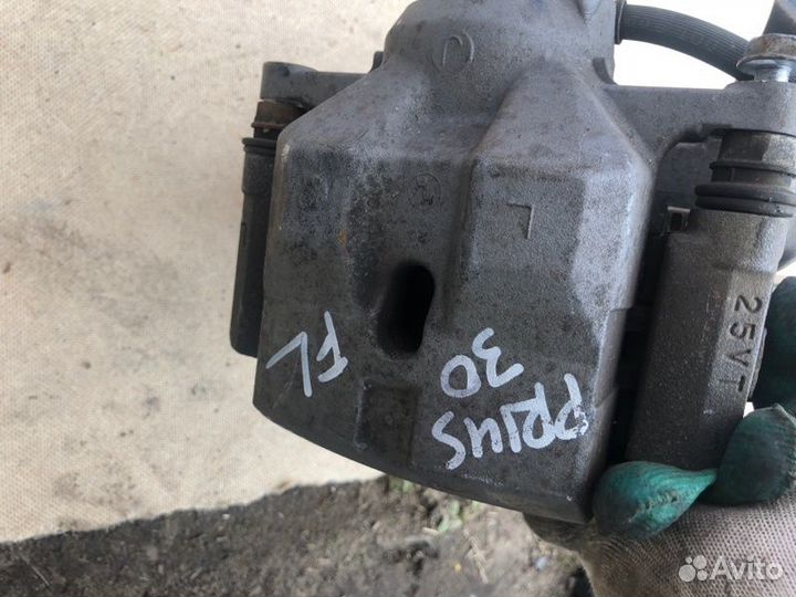 Ступица (кулак, цапфа) передняя левая Toyota Prius