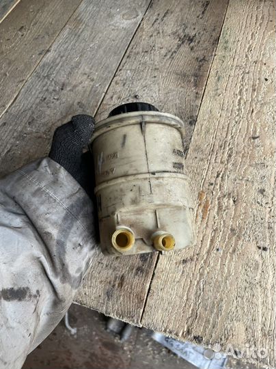 Бачок гура Nissan Almera n16