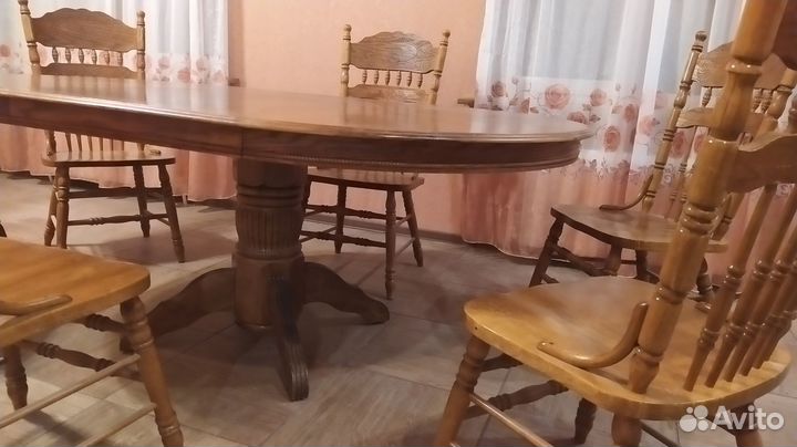Стол и дубовые стулья