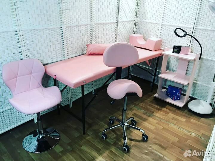 Стул седло со спинкой в бьюти студию