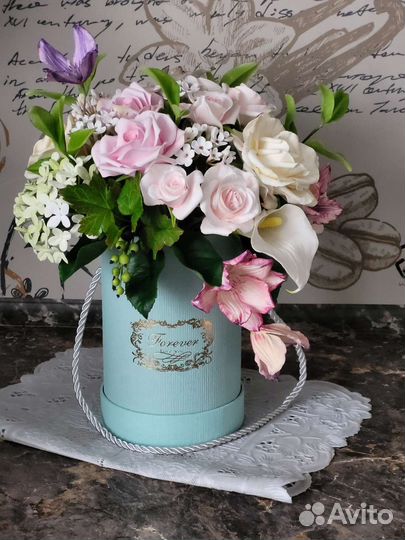 Букет цветов из полимерной глины в шляпной коробке