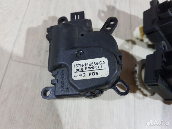 Моторчик заслонки печки Ford fusion 2007 1.6