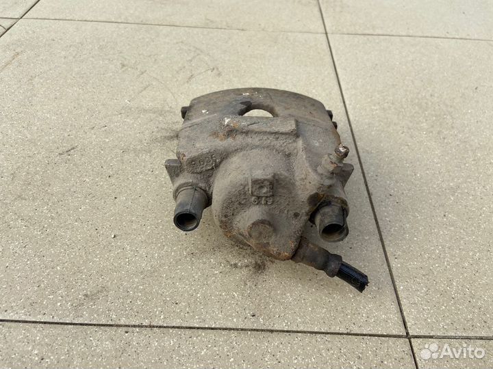 Тормозной суппорт передний правый Volkswagen Golf