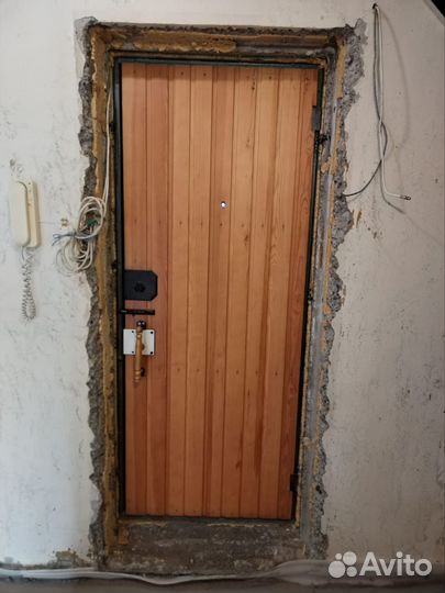 Дверь входная металлическая б/у