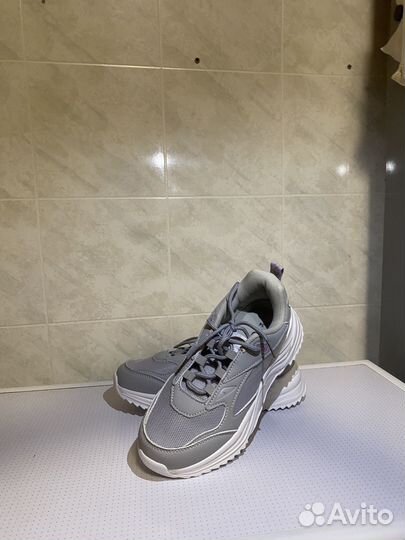 Новые детские кроссовки