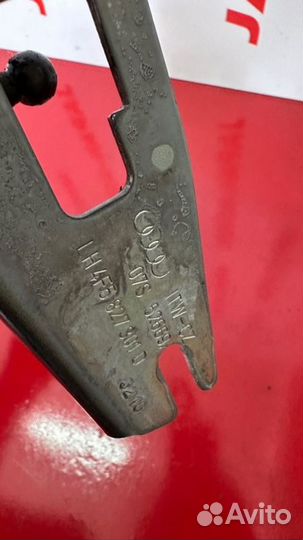 Петля крышки багажника левая Audi A6 C6 2.8 ccea