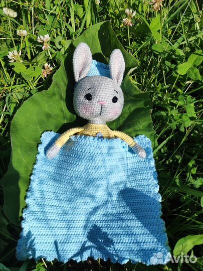 Вязаный зайка в пижаме
