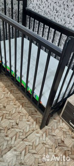 Детская кроватка с продольным маятником
