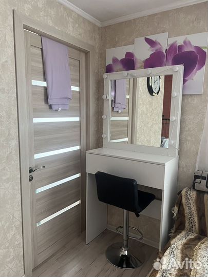 Гримерный столик с зеркалом и подсветкой