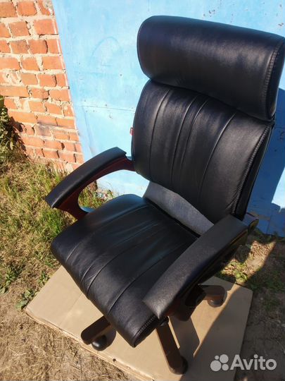 Офисное кожаное кресло руководителя