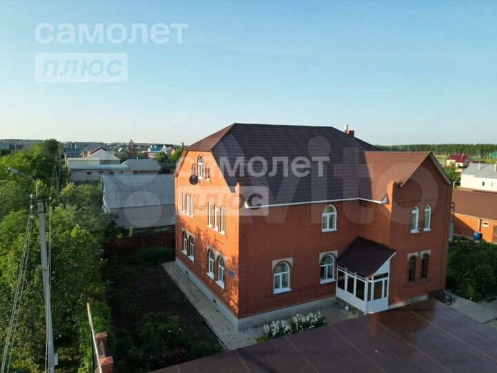 Коттедж 296 м² на участке 15 сот.