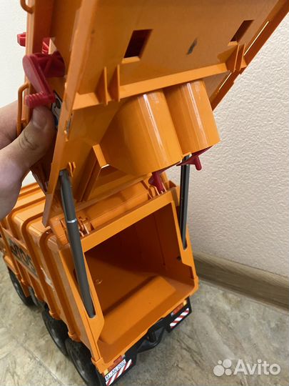 Мусоровоз bruder