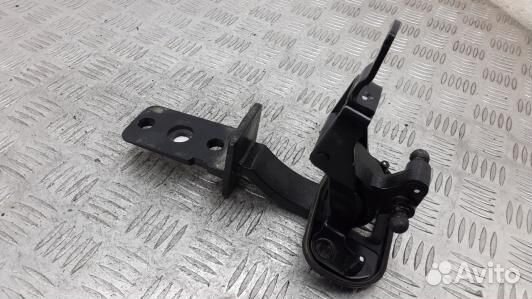 Петля крышки багажника volvo V70 3 (94T08GP02)