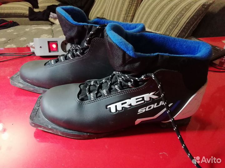 Продам лыжные ботинки классические б/у р.32, р.37