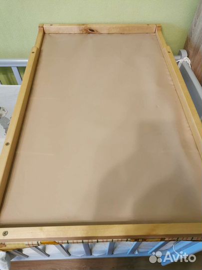 Переносная пеленальная доска на кроватку