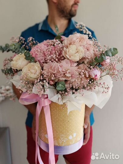 Коробка с гортензиями и гипсофилой