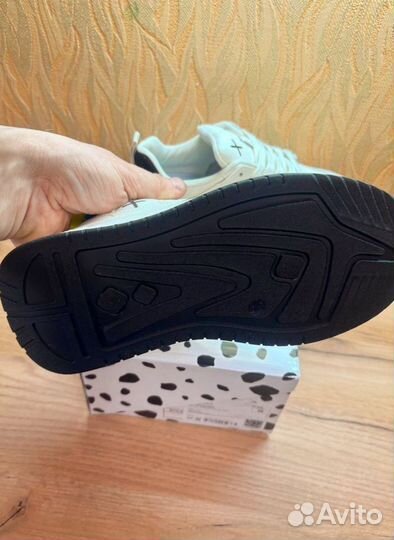 Кроссовки женские