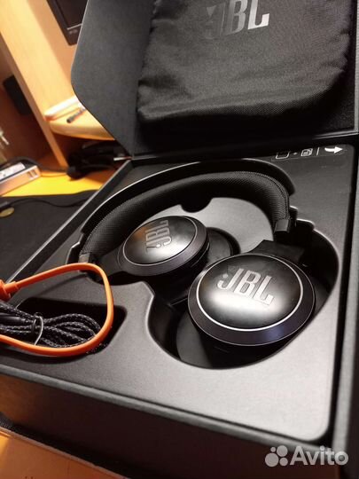 Беспроводные наушники jbl live 660 nc