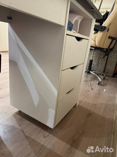 Стол и стулья для мастера маникюра