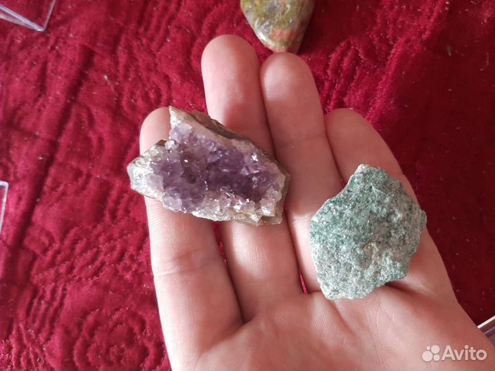 Камни в коробочках для коллекционирования