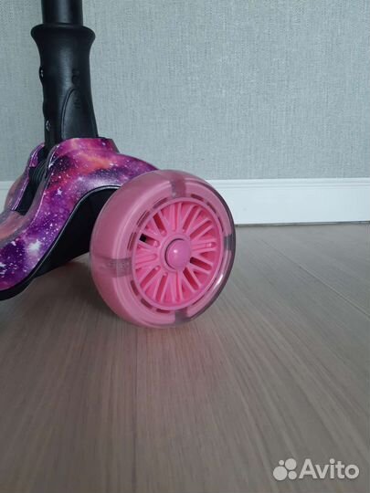 Самокат трехколесный со светящимися колесами