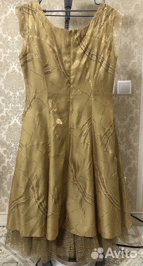 Платья и костюмы