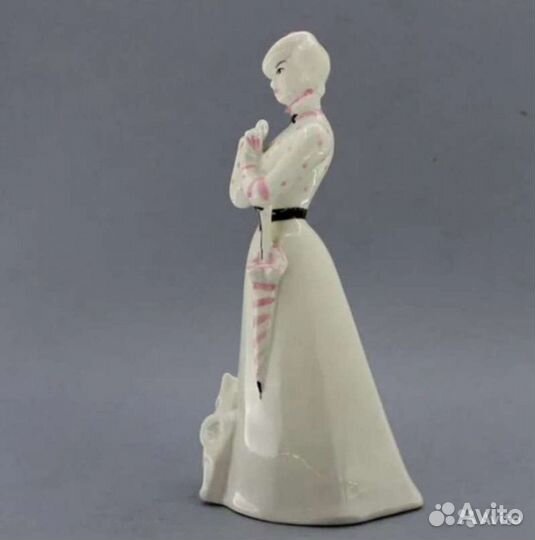Статуэтка фарфоровая Дама с собачкой