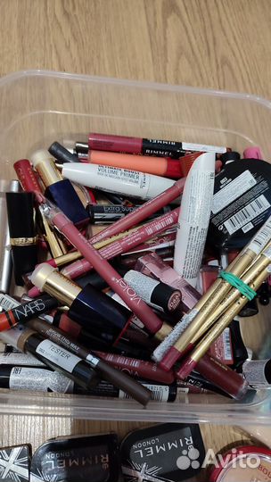 Много косметики