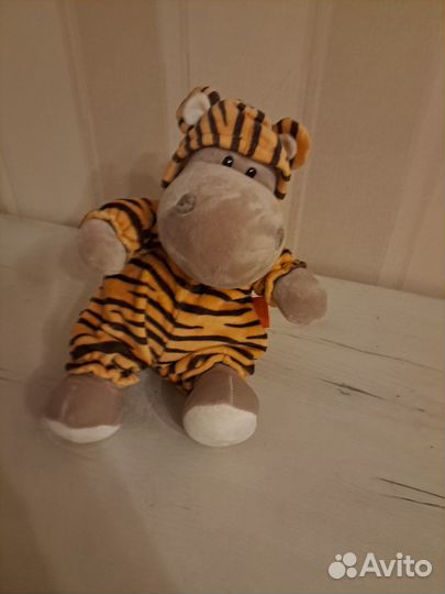 Бегемот в костюме тигра