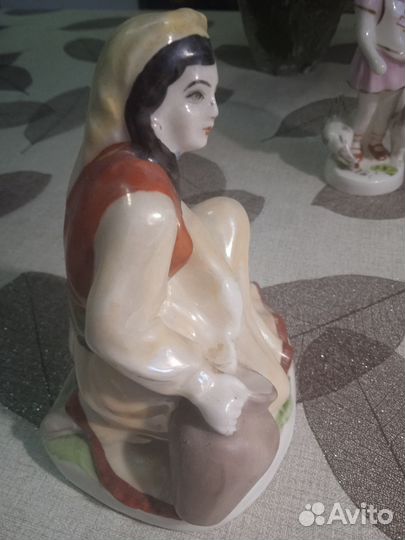 Статуэтка Девушка с кувшином Ереван