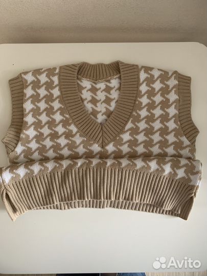 Жилет вязаный