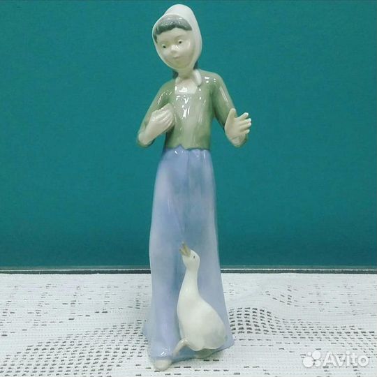 Статуэтка пастушка - девушка с гусем, Германия