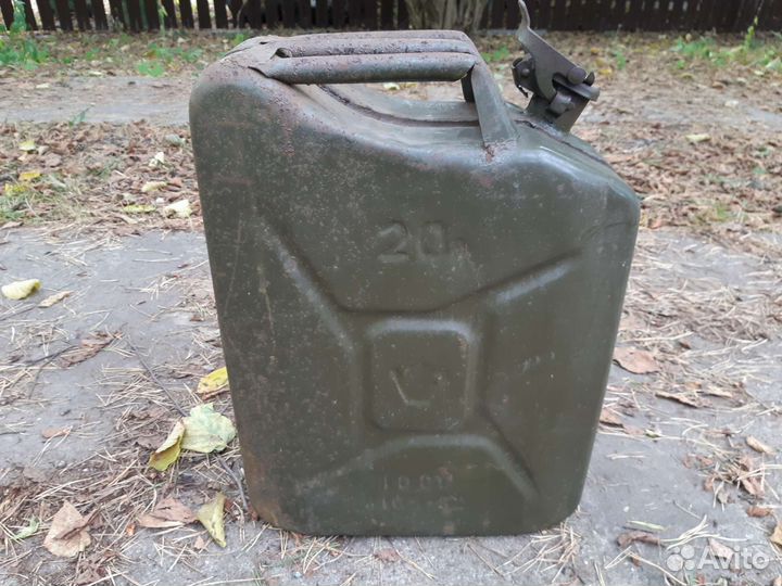 Канистры для бензина 20л и 10 л