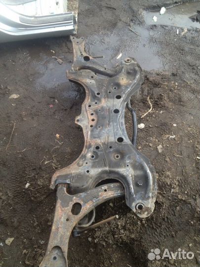 Подрамник Тойота авенсис Toyota Avensis