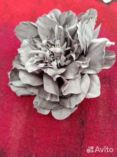 Брошь цветок из шелка