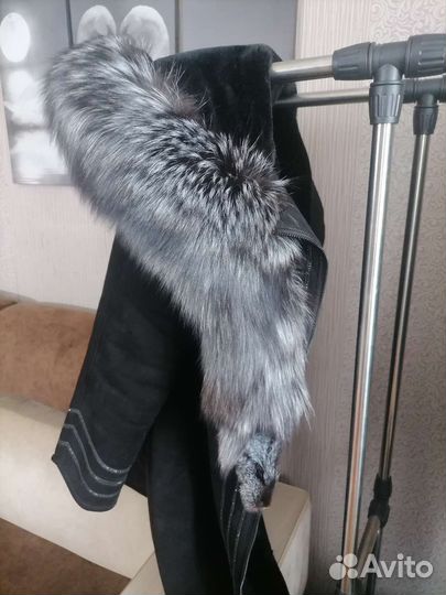 Дубленка с капюшоном с чернобуркой