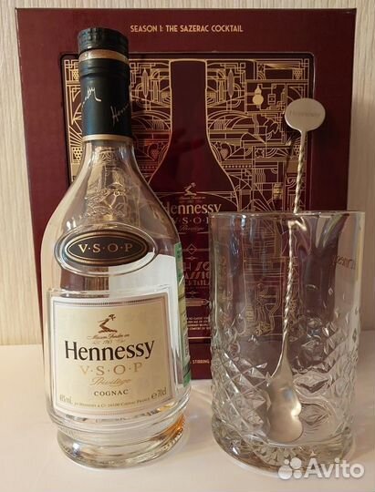 Коробки с бутылками и подарочный набор Hennessy