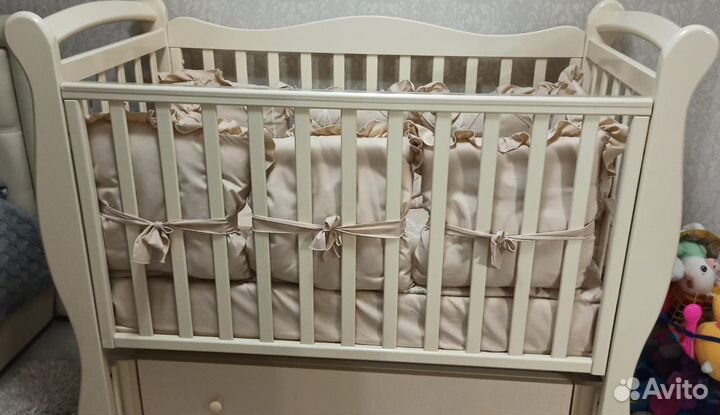 Детская кроватка с маятником