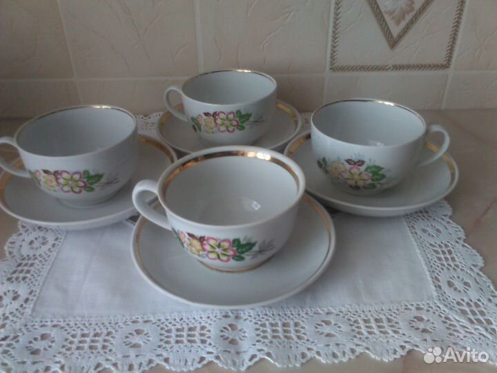 Чайные чашки с блюдцами. Много