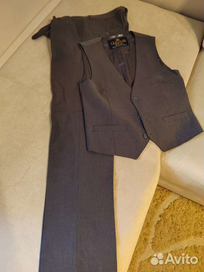 Жилет, брюки и рубашки для мальчика