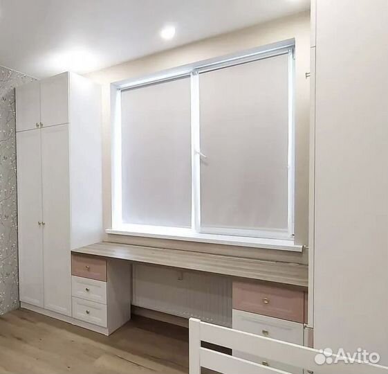 Детская рабочая зона у окна