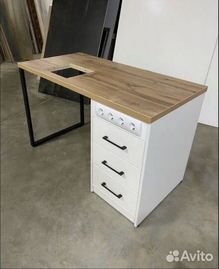 Маникюрный стол