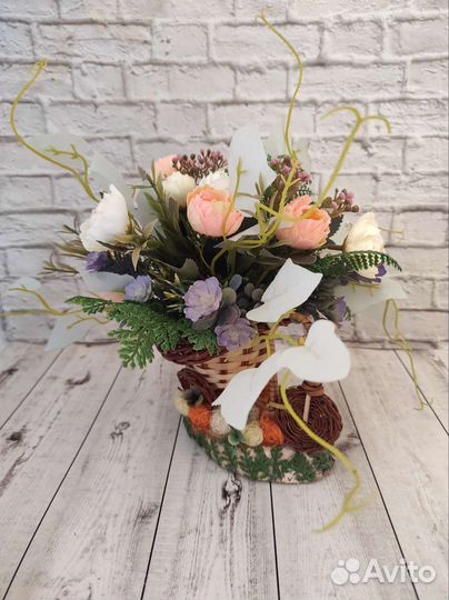 Цветочная композиция в велосипеде-корзинке