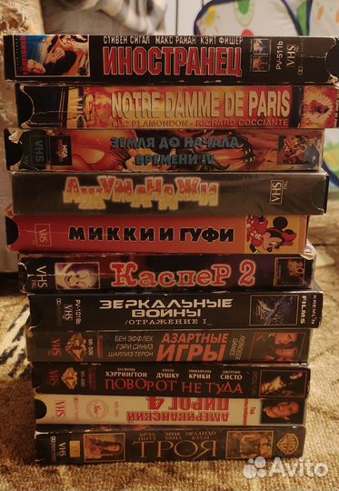 Видеокассеты много