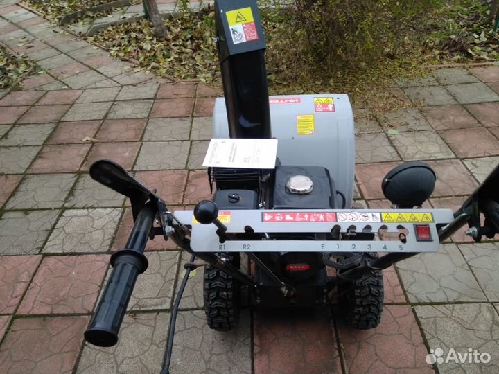Снегоуборочная машина бензиновая