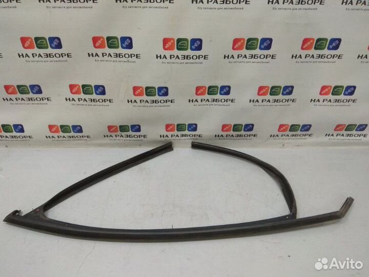 Уплотнительная резинка стекла двери передняя