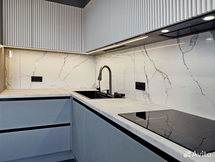 Кухня встроенная светлая