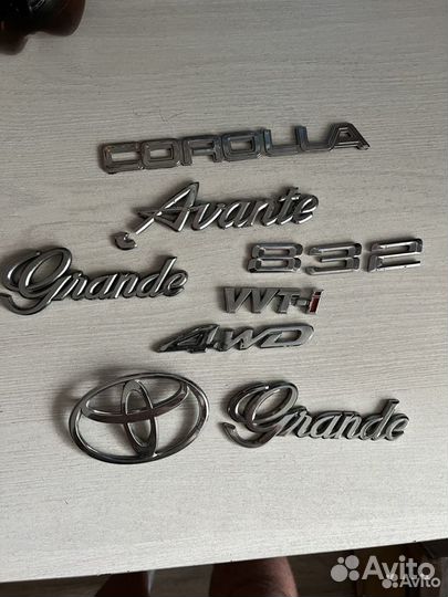 Шильдики Toyota Mark II Grand g Avante vvt-i и тд