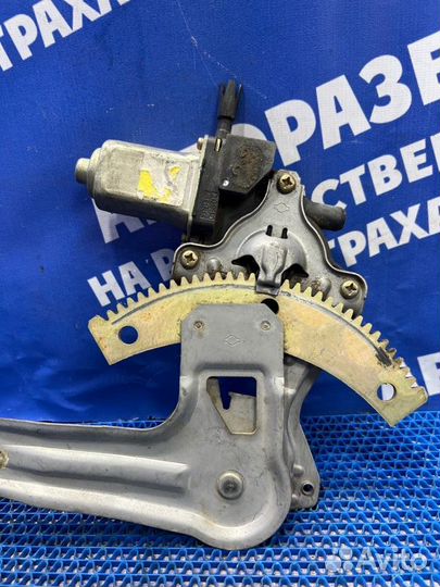 Задний левый стеклоподъёмник Nissan Sunny седан