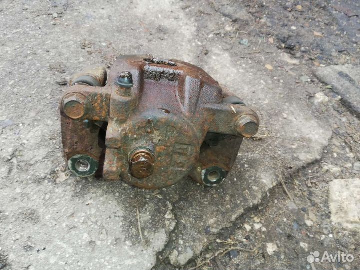 Суппорт передний правый Митсубиси Паджеро Мини 2